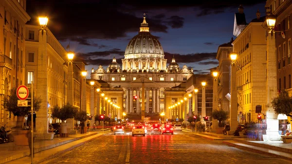 Saint peter's basilica at night (dusk), Rome Italy — Stock Photo, Image