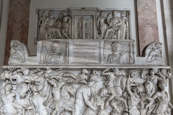 Escultura de relieve de la escena de batalla en el Museo del Vaticano, Roma, It — Foto de Stock