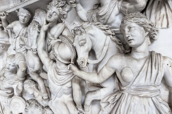 Escultura de relieve de la escena de batalla en el Museo del Vaticano, Roma, It — Foto de Stock