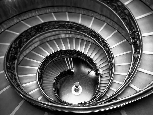 Bramante Treppe schwarz / weiß, Ausstiegstreppe von vatican cit — Stockfoto