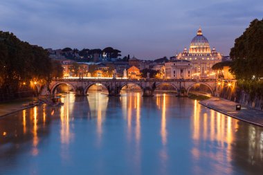 st gece görünümü. Roma'da, İtalya'da peter katedrali