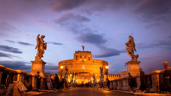 La vista de Castel Sant 'Angelo desde el puente de Ponte Sant' Angelo —  Fotos de Stock