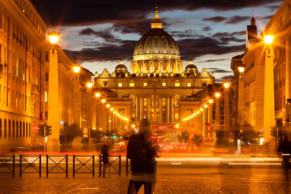 Čelní pohled na baziliku svatého Petra v noci, Vatikán — Stock fotografie