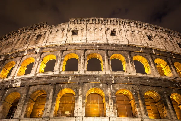 夜に照らされるイタリア コロッセウム — ストック写真