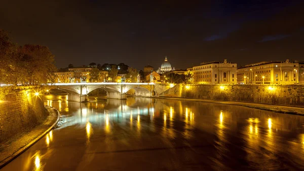 イタリア、ローマのサンピエトロ大聖堂の夜景 — ストック写真