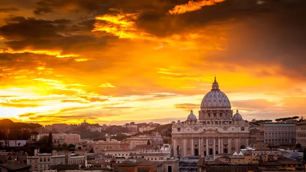 Basilica di San Pietro al tramonto con il Vaticano nel backgrou Immagine Stock