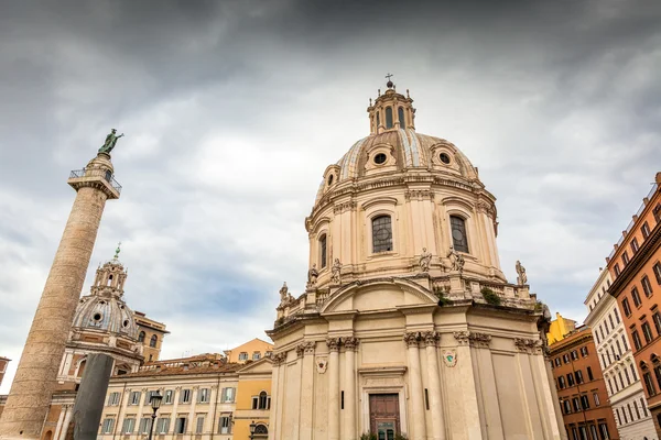 Traian kolumn och santa maria di loreto i Rom, Italien — Stockfoto