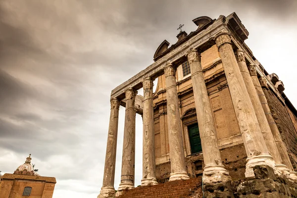 O Templo de Antonino e Faustina no Fórum Romano em Roma , — Fotografia de Stock