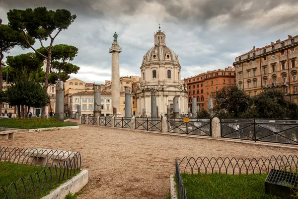 Traian kolom en santa maria di loreto in rome, Italië — Stockfoto