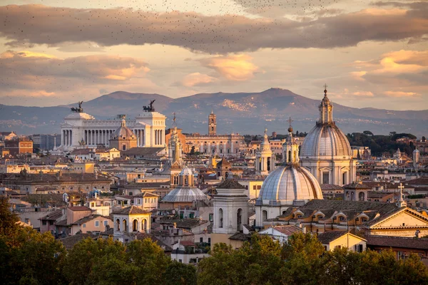 Panorama van rome en op de achtergrond het altaar van de fatherla — Stockfoto