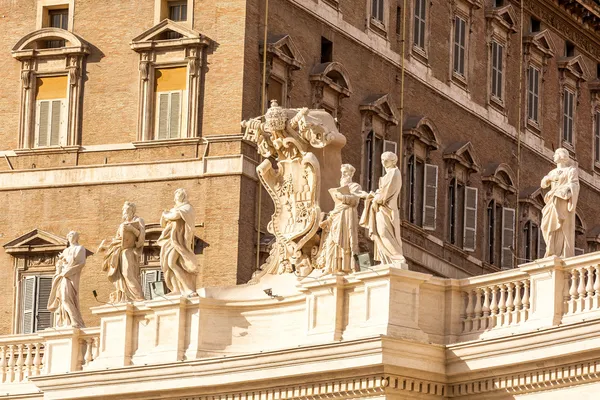 Detalu architektonicznego z san pietro placu, Rzym, Włochy — Zdjęcie stockowe
