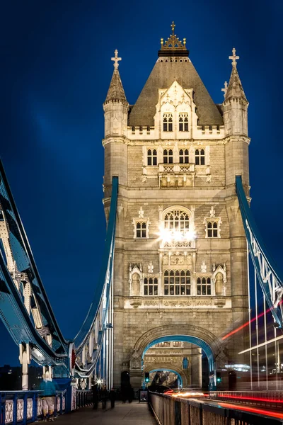 Tower Bridge and car lights track i London, Storbritannia – stockfoto