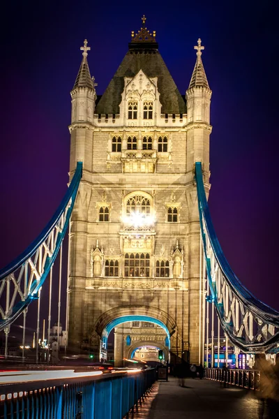 Tower Bridge ve araba ışıklar izi Londra, İngiltere — Stok fotoğraf