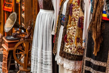 Transilvanya alan Rumen geleneksel kostümleri. Sighisoara