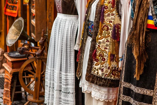 Trajes tradicionales rumanos del área de Transilvania. Sighisoara. — Foto de Stock