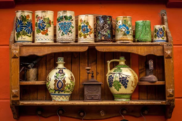 Diverse keramische traditionele aardewerk opgesteld voor verkoop. — Stockfoto