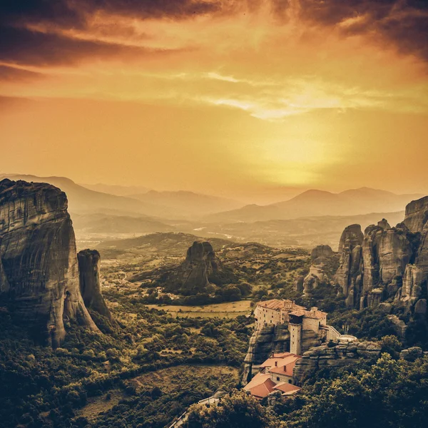 Mosteiro de Meteora Roussanou ao pôr-do-sol, vintage — Fotografia de Stock