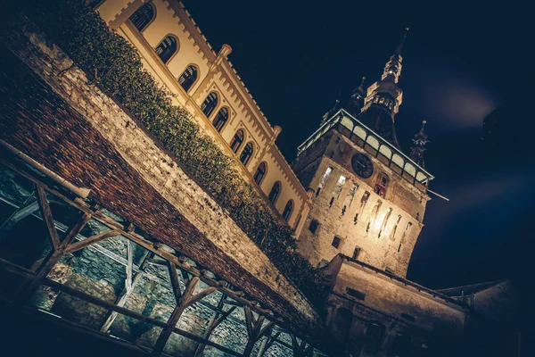 Sighisoara Ortaçağ kentinin, Romanya fotoğraf gece zamanında — Stok fotoğraf