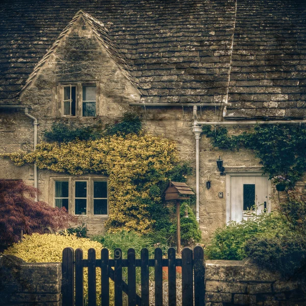 Jardim típico Cotswolds em Bibury, montanha-russa vintage — Fotografia de Stock