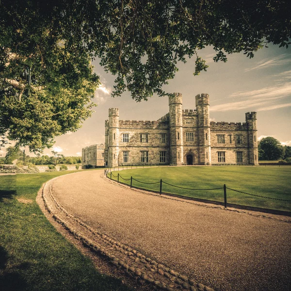 Achtbaan historische kasteel in leeds kent — Stockfoto