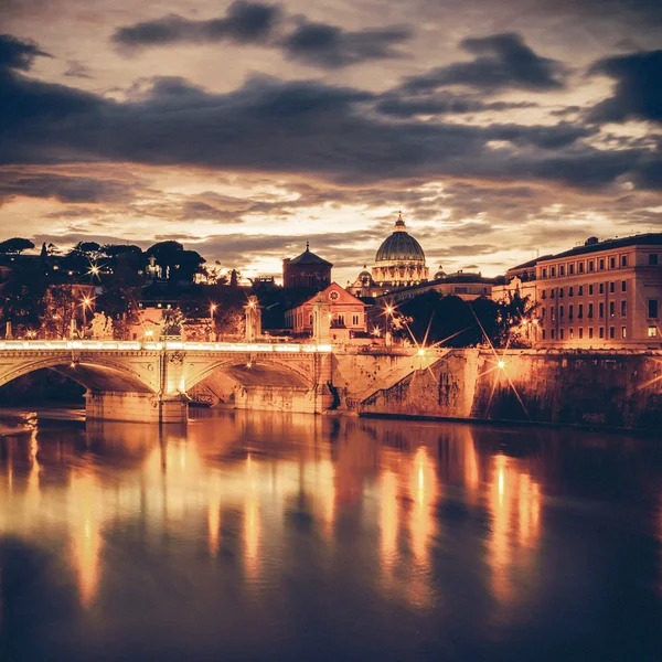 Vintage Vista nocturna en la catedral de San Pedro en Roma, Italia —  Fotos de Stock