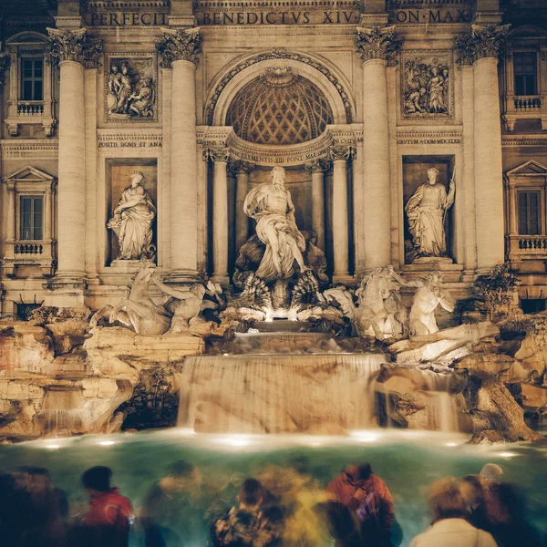 Vintage busy night at Trevi fountain, Rome — Stock Photo, Image