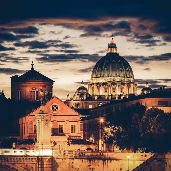 Vintage Vista nocturna en la catedral de San Pedro en Roma, Italia — Foto de Stock