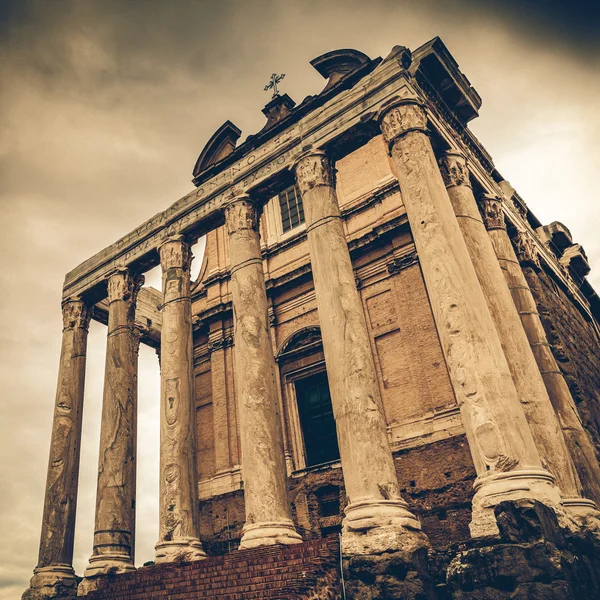 Vintage Faustina en el Foro Romano en Roma, Italia, convertido a Imágenes de stock libres de derechos