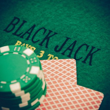 Vintage siyah jack tablo kırmızı casino fişleri ile