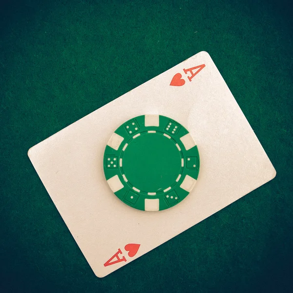 Винтаж - Туз с фишкой казино на зеленом столе казино со спаком — стоковое фото