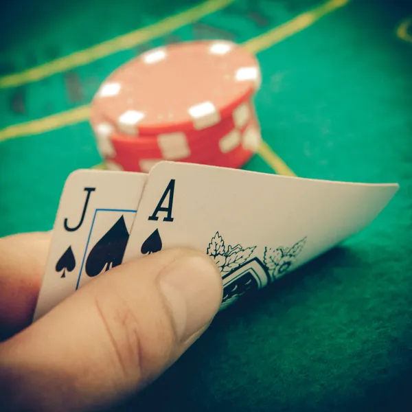 Pik-Ass und Black Jack mit roten Pokerchips in der Stockfoto