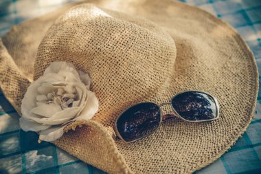 Yaz ile hasır şapka ve güneş gözlüğü mavi masada kavramı v