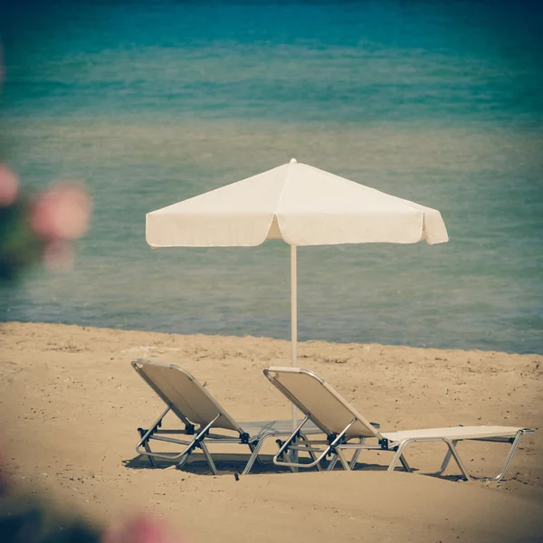 Chaises longues sur la plage en Grèce, Zakynthos - sous-verres vintage — Photo