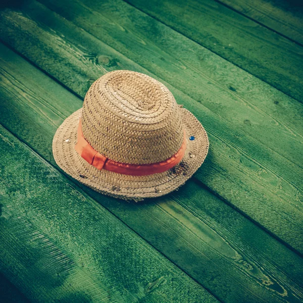 Summer panama straw hat isolated on green wood table - vintage c — Stock Photo, Image