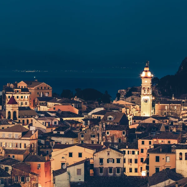 Vista panorâmica das cidadesluzes da cidade de Corfu à noite. Kerkyra. — Fotografia de Stock