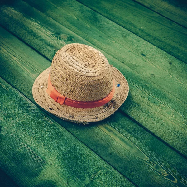 녹색 목 제 테이블-빈티지 c에 고립 된 여름 파나마 밀 짚 모자 로열티 프리 스톡 이미지
