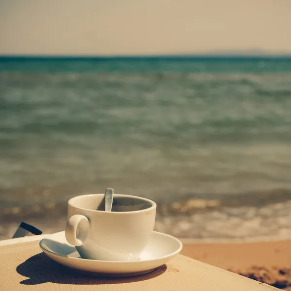 Чашка кофе на пляже - винтажные горки Стоковое Фото