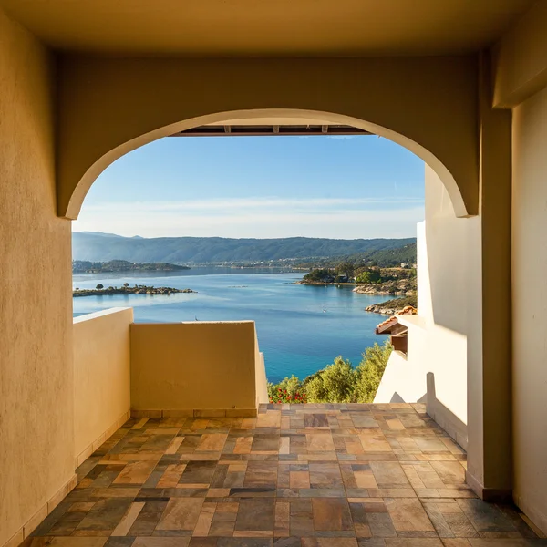 Vista al mar desde el apartamento en el hotel de lujo, Halkidiki, Grecia — Foto de Stock