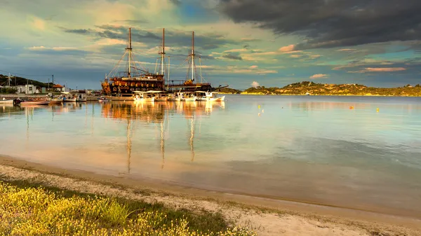 Turistiska segelbåt i ormos panagias, sithonia, Grekland — Stockfoto