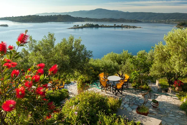 Výhled na moře z bytu v luxusní hotel, Chalkidiki, Řecko — Stock fotografie