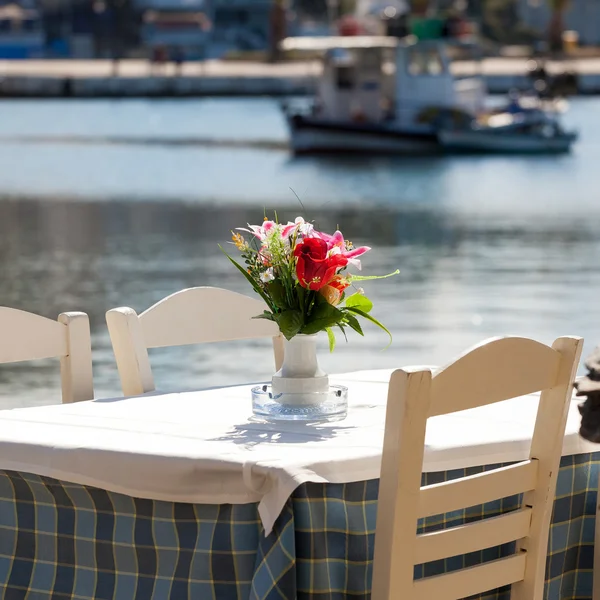 전통적인 블루 테이블 및의 자 그리스 해변 — 스톡 사진