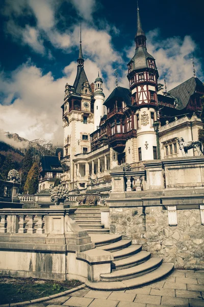 Pohled na peles hrad tower, sinaia, Rumunsko, vintage dráha — Stock fotografie