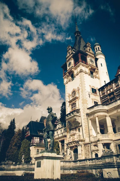 Visa av peles castle, sinaia Rumänien, vintage-och dalbana — Stockfoto