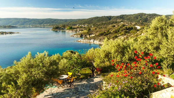 Vista al mar desde el apartamento en el hotel de lujo, Halkidiki, Grecia Fotos de stock libres de derechos