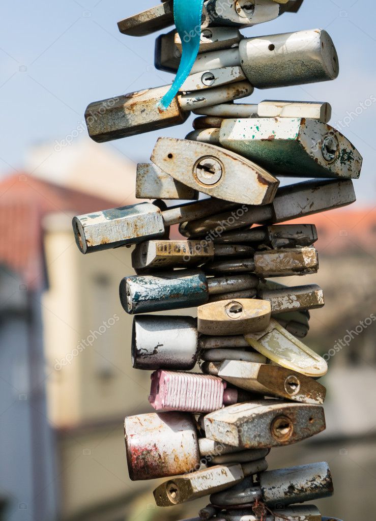https://st.depositphotos.com/1016464/2633/i/950/depositphotos_26336181-stock-photo-many-locks.jpg