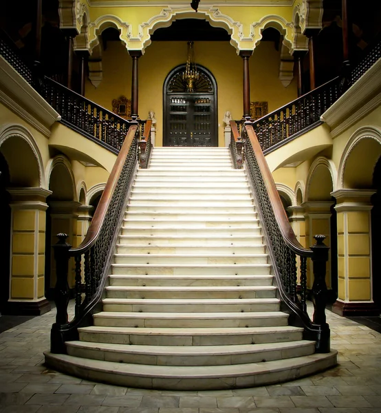 Escadaria colonial no Palácio dos Arcebispos em Lima, Peru — Fotografia de Stock