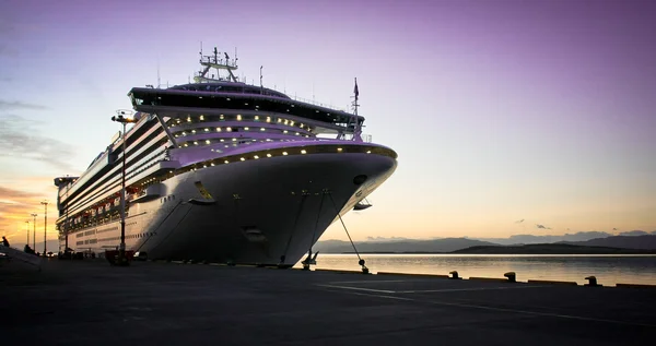 Navio de cruzeiro atracado em Ushuaia ao nascer do sol — Fotografia de Stock