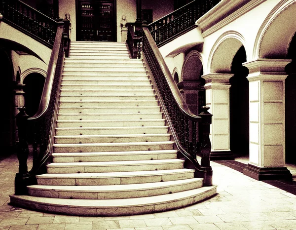 Koloniale trap in aartsbisschoppen palace in lima peru — Stockfoto