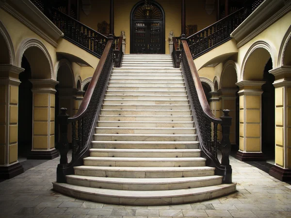 Kolonialne schody w pałacu arcybiskupów w lima, peru — Zdjęcie stockowe