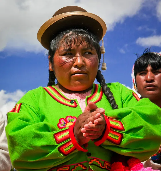 Senhora Quechua desconhecida em Uros, onde as pessoas vivem em ilhas de junco flutuantes Fotografias De Stock Royalty-Free